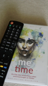 "me time"-DVD - Ansicht der Vorderseite, mit Fernbedienung